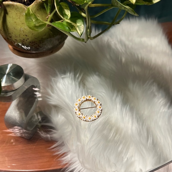 Circle of Daisies Brooch Pin - Picture 2 of 3